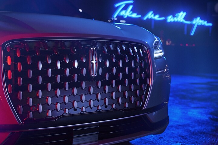 Se muestra el frente de una SUV Lincoln Corsair® 2024 para mostrar su apariencia rediseñada