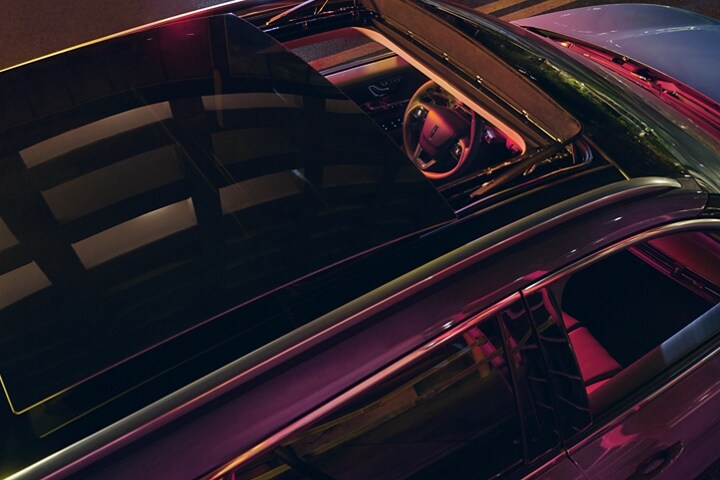 La vista aérea de la SUV Lincoln Corsair® 2024 muestra el Vista Roof® panorámico disponible