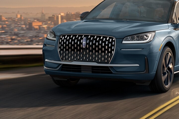La parrilla del modelo Lincoln Corsair® Grand Touring 2024 muestra detalles cromados flotantes que reflejan la luz de manera deslumbrante