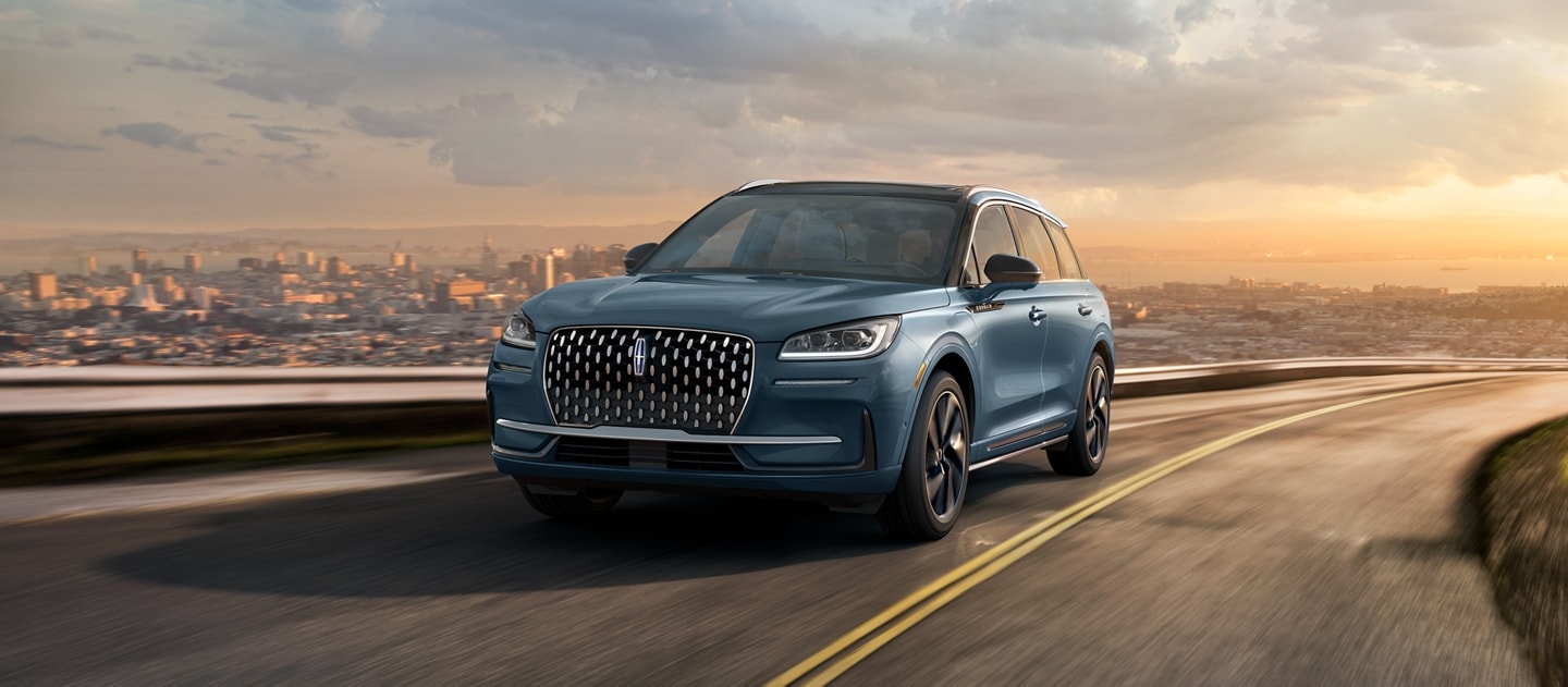 La geometría cromada y el espacio negativo hacen que la parrilla del modelo Lincoln Corsair® Grand Touring 2024 sea impresionante