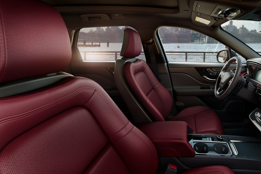 Los asientos delanteros en posición perfecta de la SUV Lincoln Corsair® 2024 ofrecen comodidad y diseño