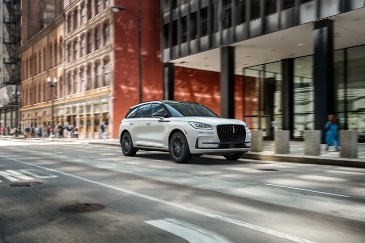 Una SUV Lincoln Corsair® 2024 con el paquete de apariencia Jet andando en una ciudad