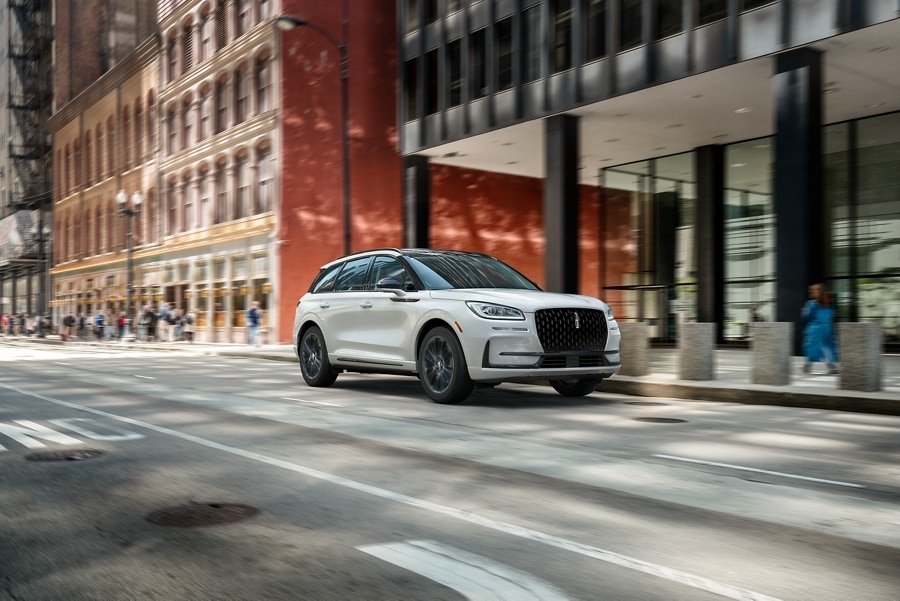 Una SUV Lincoln Corsair® 2024 con el paquete de apariencia Jet andando en una ciudad