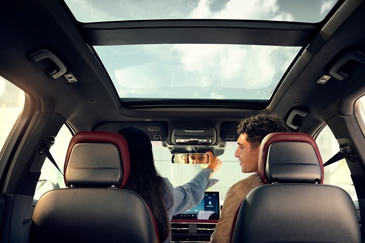 El conductor de una SUV Lincoln Corsair® 2024 acomoda el espejo retrovisor sin marco
