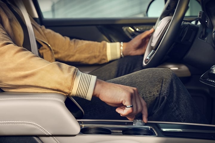 Se muestra la mano de una persona conduciendo una SUV Lincoln Corsair® 2024 que ajusta la perilla de modos de tracción