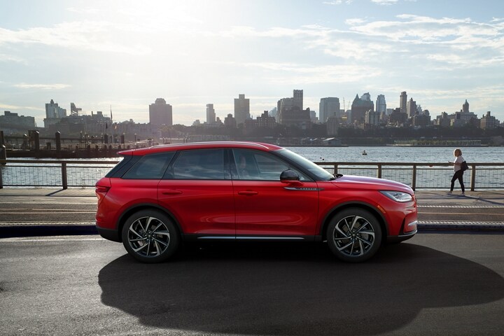 Una SUV Lincoln Corsair® 2024 estacionada en un parque a la orilla del río