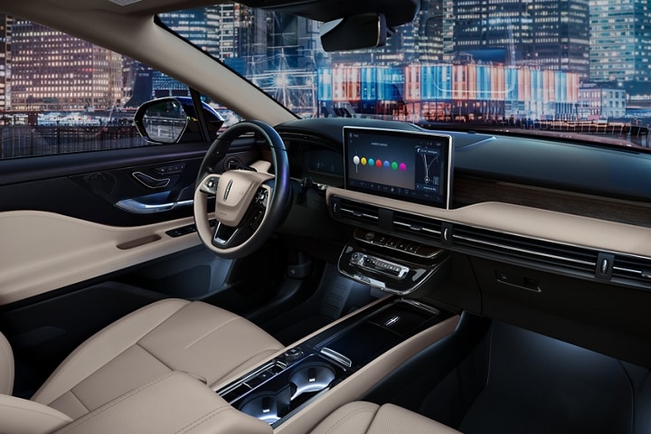 La cabina delantera de una SUV Lincoln Corsair® 2024 reluce con la iluminación ambiental