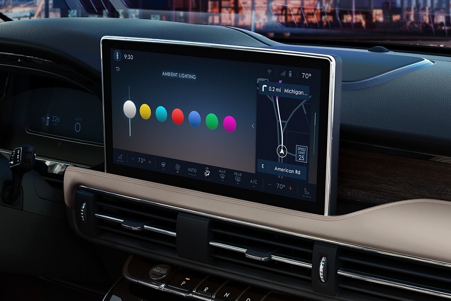 El interior de una SUV Lincoln Corsair® 2024 reluciente con la iluminación ambiental