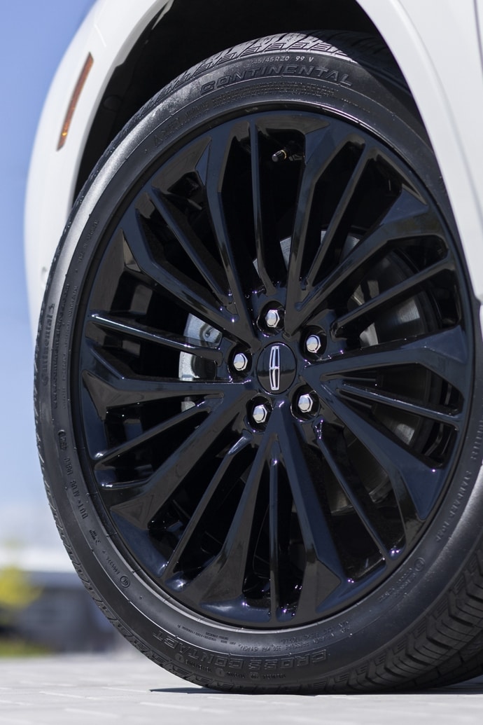 The stylish 20-inch wheels of the available Jet Appearance Package are shown