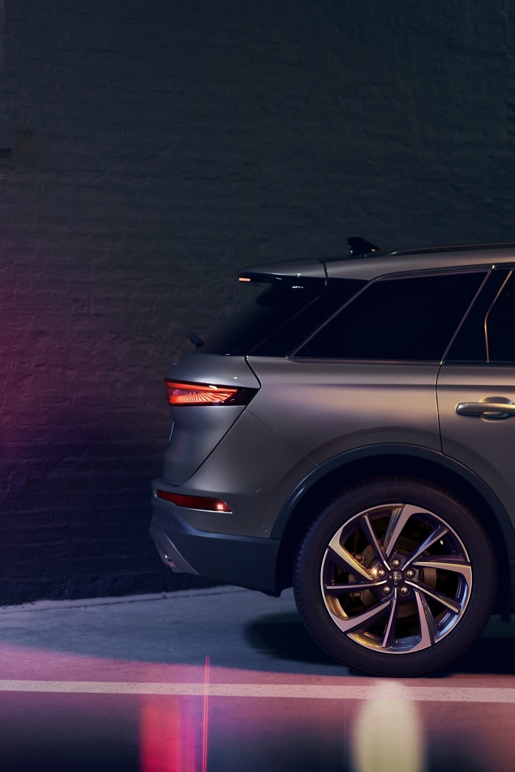 Una SUV Lincoln Corsair® 2025 usa la asistencia de frenado en reversa, mientras circula en marcha atrás hacia una pared