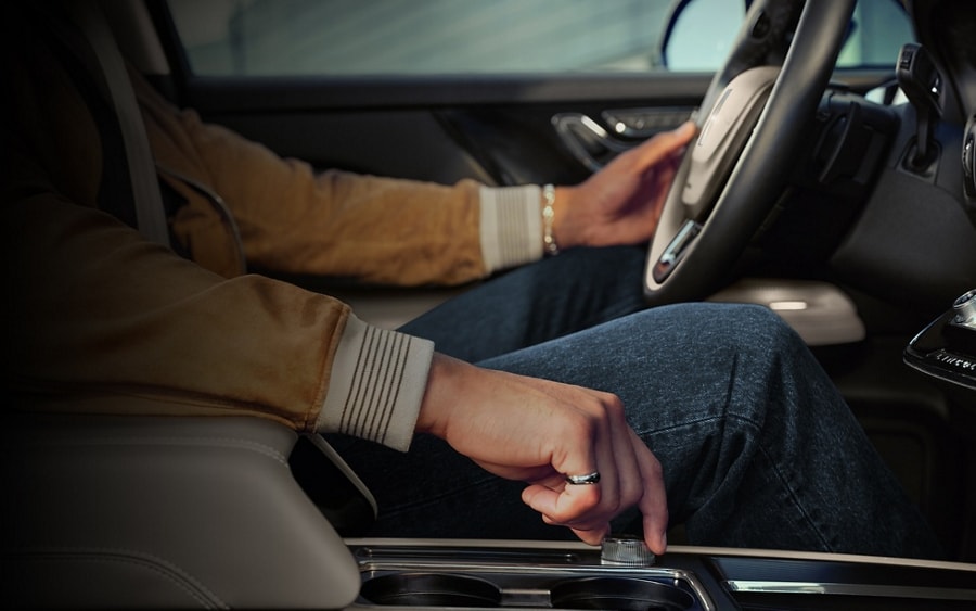 Un conductor gira la perilla de modo de drive de una Lincoln Corsair® 2026