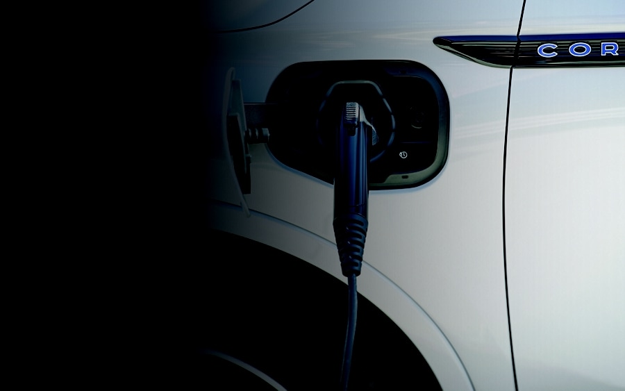 Una SUV Lincoln Corsair® Grand Touring 2026 se está cargando con un cable de alimentación Lincoln Mobile​​​​​​​