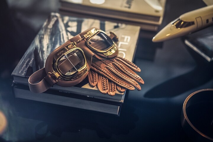 Se muestran las antiparras de aviador y guantes de cuero como la inspiración del tema Flight