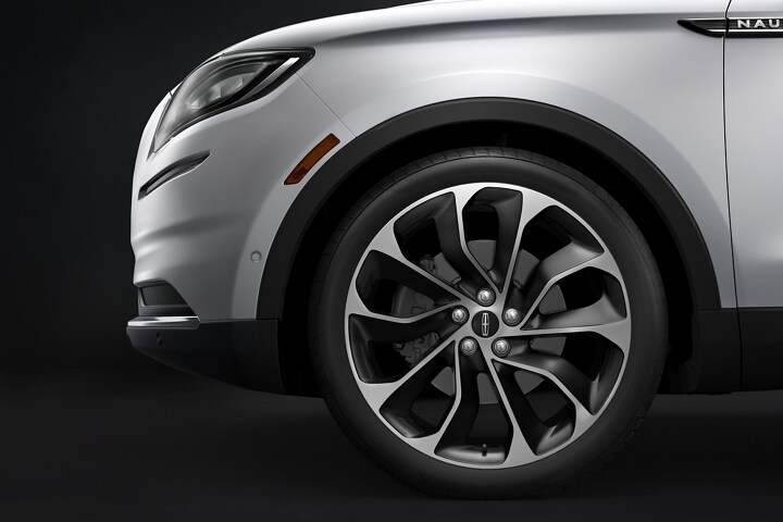 Imagen de la rueda de aluminio premium maquinado pintado brillante de 20” en una SUV Lincoln Nautilus® 2023
