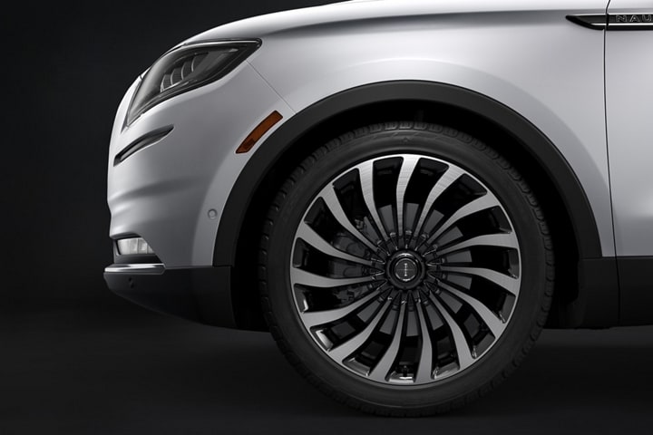 Se muestran las ruedas de Lincoln Black Label tipo ciclón de una SUV Lincoln Black Label Nautilus® 2023