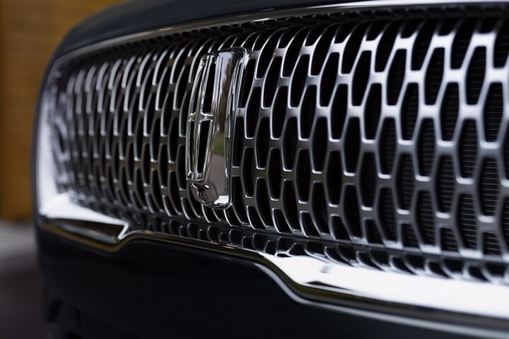 Se muestra la parrilla distintiva Lincoln en la SUV Lincoln Black Label Nautilus® 2023​​​​​​​