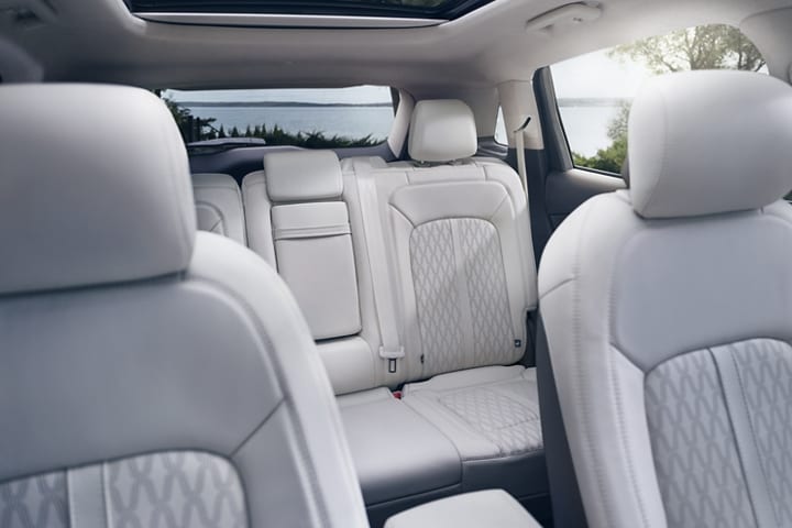 El interior de una SUV Lincoln Black Label Nautilus® 2023 con el tema Chalet muestra el espacio abierto y los asientos elegantes​​​​​​​
