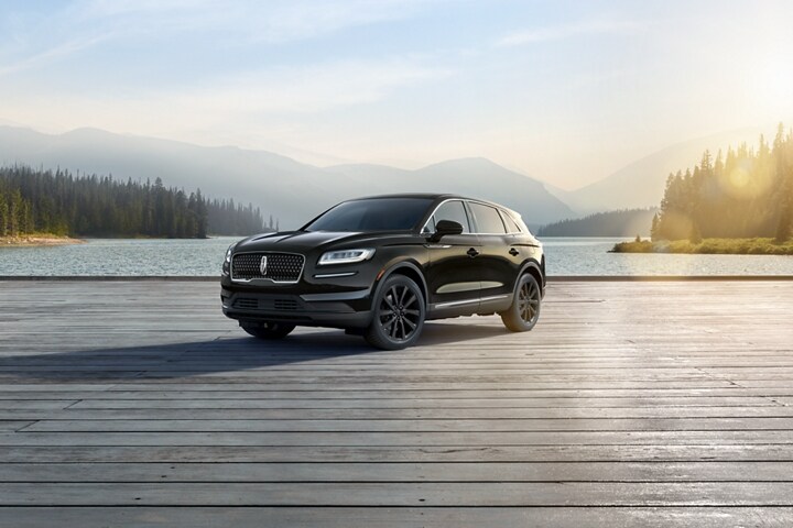 Se muestra una SUV Lincoln Nautilus® 2023 con el paquete monocromático negro infinito disponible