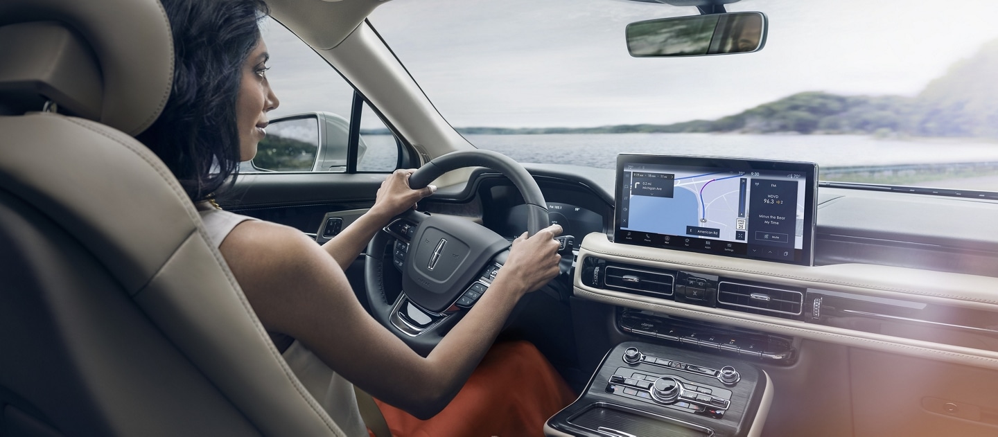 The frameless rearview mirror is shown in a 2023 Lincoln Nautilus® SUV