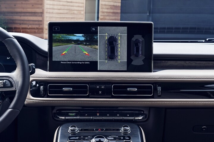 Se muestra la vista superior de la cámara de 360 grados en la pantalla táctil central dentro de una SUV Lincoln Nautilus® 2023