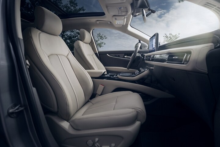 La imagen en primer plano muestra los asientos delanteros tapizados en cuero disponibles de una SUV Lincoln Nautilus® 2023