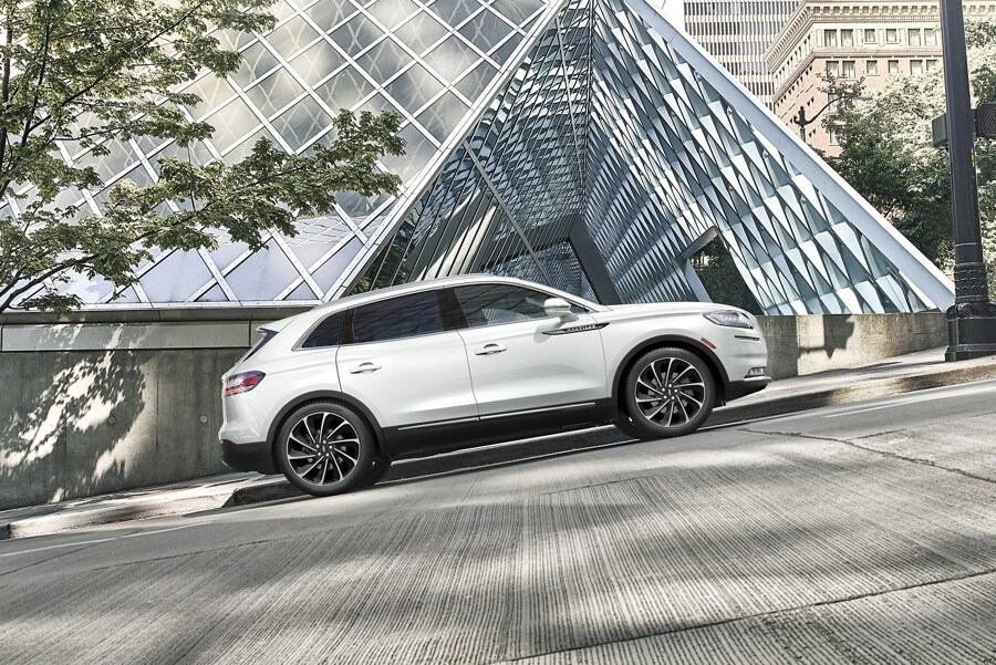Imagen de una SUV Lincoln Nautilus® 2023 estacionada en una pendiente para demostrar la potencia de la espera automática