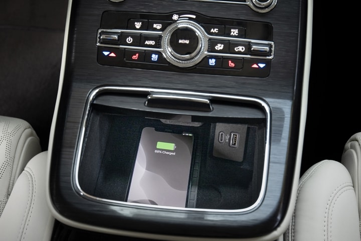 Se muestra un smartphone cargando en una SUV Lincoln Black Label Nautilus®​​​​​​​ 2023