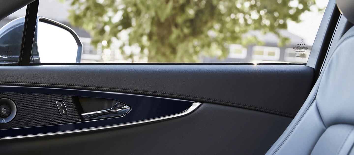 Se muestra la ventana del lado del pasajero delantero de una SUV Lincoln Nautilus® 2023 con una buena vista del vidrio acústico