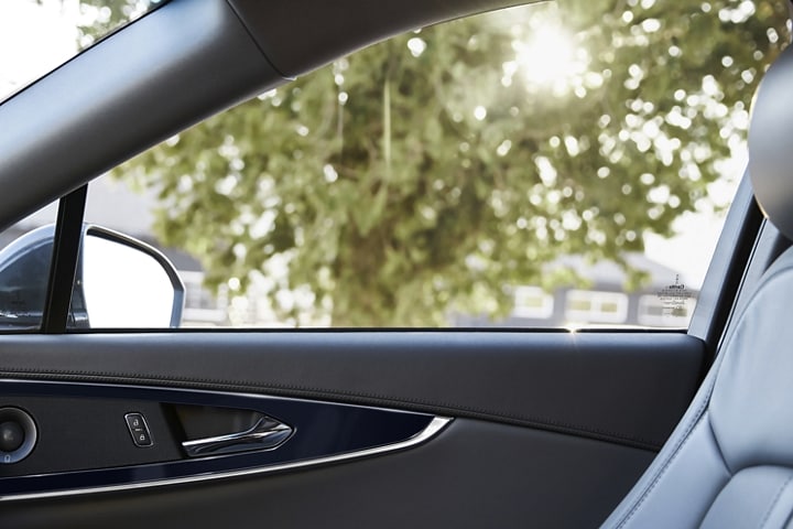 El asiento delantero del pasajero de una SUV Lincoln Nautilus® 2023 ofrece un amplio espacio