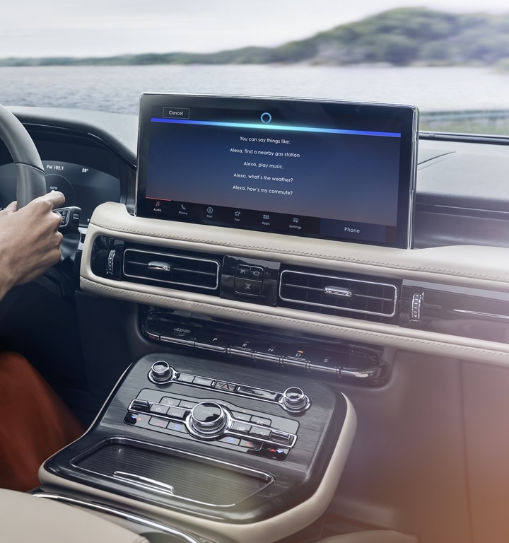 La pantalla táctil central de una SUV Lincoln Nautilus® 2023 muestra la interfaz Alexa