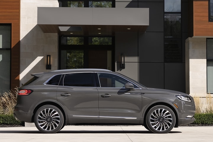 Se muestra una vista de perfil de la SUV Lincoln Black Label Nautilus® 2023​​​​​​​