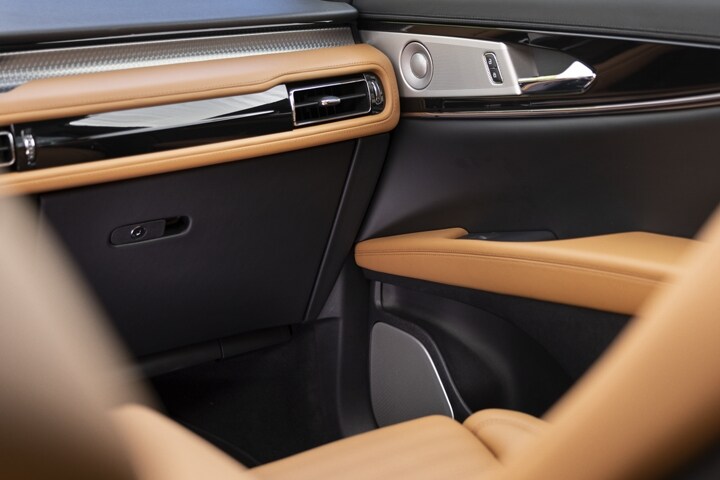 El área del acompañante de una SUV Lincoln Black Label Nautilus® 2023 con el tema Flight