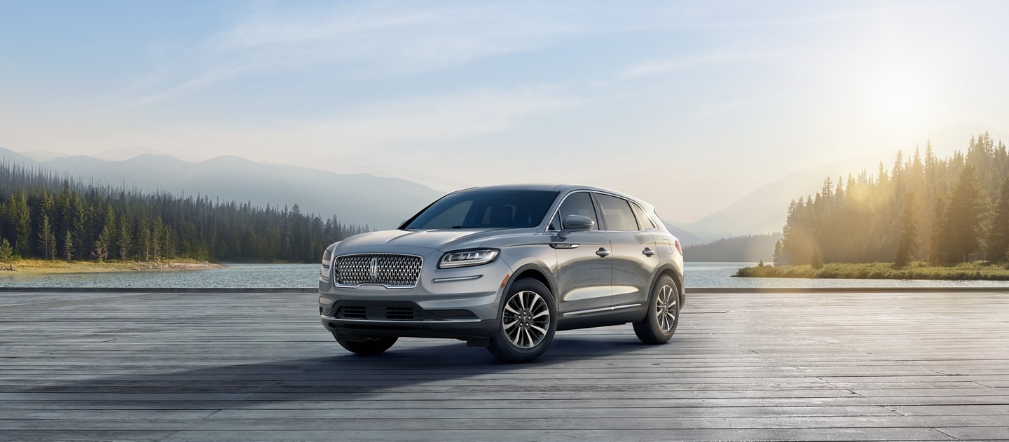 Se muestra el exterior del modelo de SUV Lincoln Nautilus Reserve® 2023 en color plateado radiante