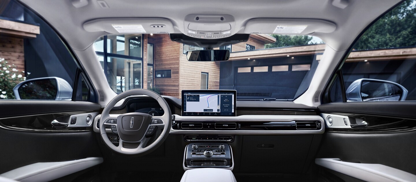 La SUV Lincoln Nautilus® 2023 muestra el tablero y la cabina delantera con una gran pantalla táctil central