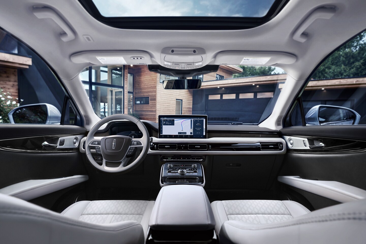 La SUV Lincoln Nautilus® 2023 muestra el tablero y la cabina delantera con una gran pantalla táctil central