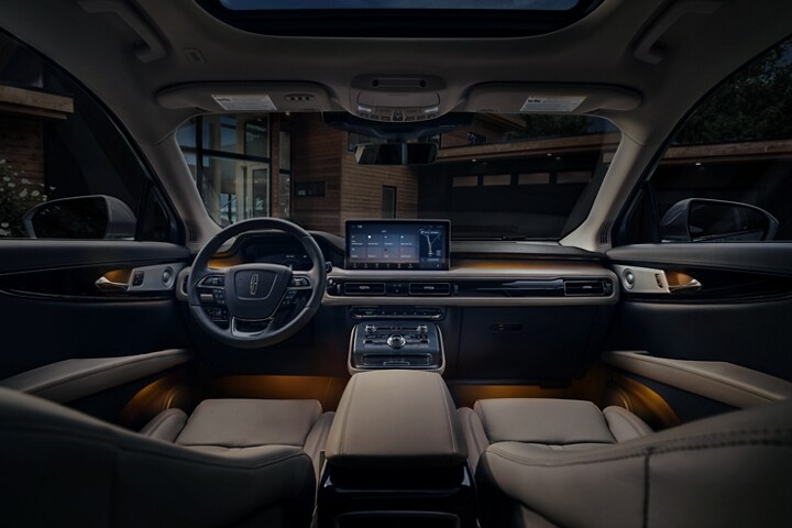 La luz ambiental naranja dentro de una SUV Lincoln Nautilus® 2023 crea un brillo suave