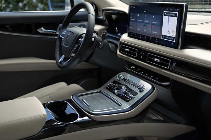 La cabina delantera de una SUV Lincoln Nautilus® 2023 con interior en arenisca