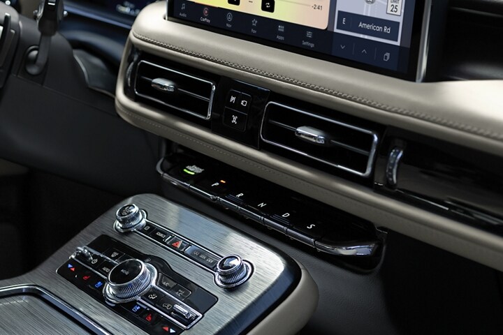 Primer plano de la palanca con botón de la SUV Lincoln Nautilus® 2023