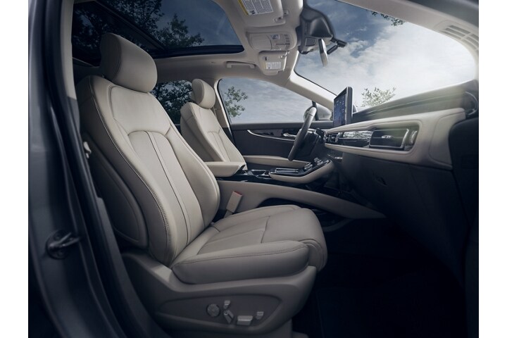 Vista del lado del pasajero del área delantera de una SUV Lincoln Nautilus® 2023 con interior en color arenisca