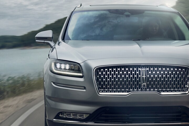 Se muestra una SUV Lincoln Nautilus® 2023 en la que se destacan los faros delanteros deslumbrantes