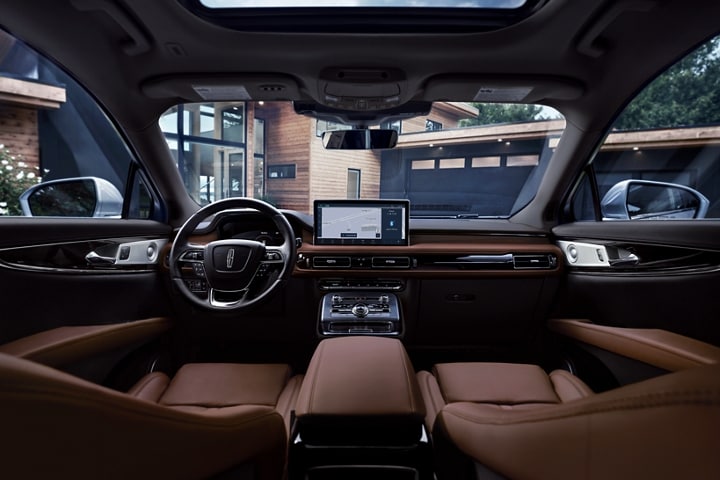 Se muestra la madera auténtica de poro abierto disponible en el interior de una SUV Lincoln Nautilus® 2023