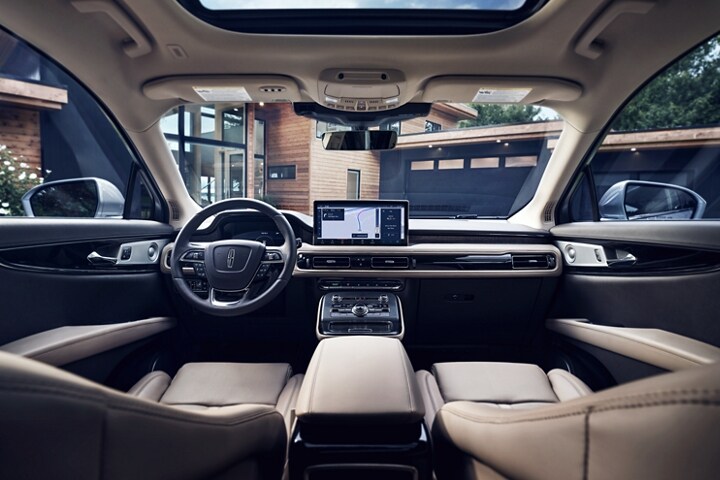 El interior elegante de una SUV Lincoln Nautilus® 2023 donde se muestran las comodidades acogedoras
