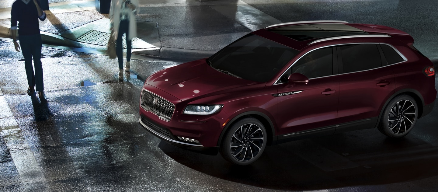 Una SUV Lincoln Nautilus® 2023 en una situación en la cual la asistencia para evitar colisiones con frenado automático de emergencia puede ser útil