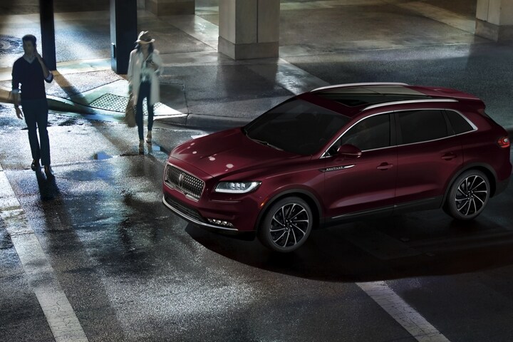 Se muestra una SUV Lincoln Nautilus® 2023 andando por una calle de ciudad