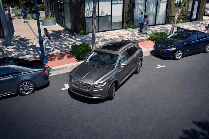 Se muestra una SUV Lincoln Nautilus® 2023 usando Active Park Assist mejorado disponible