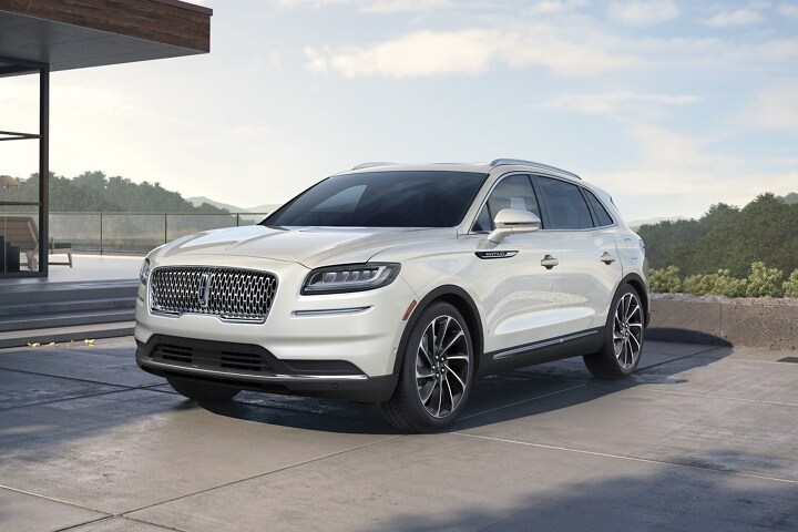 Una SUV Lincoln Nautilus® 2023 con acabado exterior en blanco inmaculado