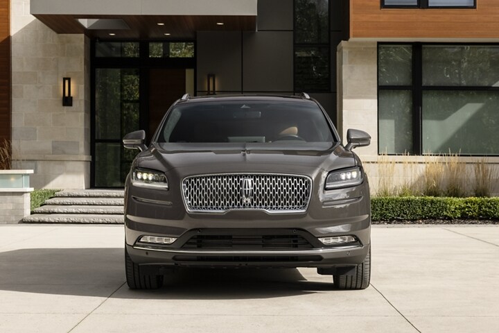 El exterior delantero de una SUV Lincoln Black Label Nautilus® 2023