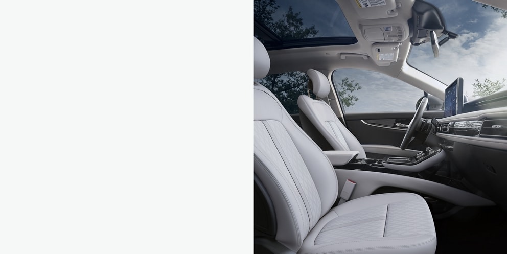 El interior y los asientos del vehículo Navigator Black Label.