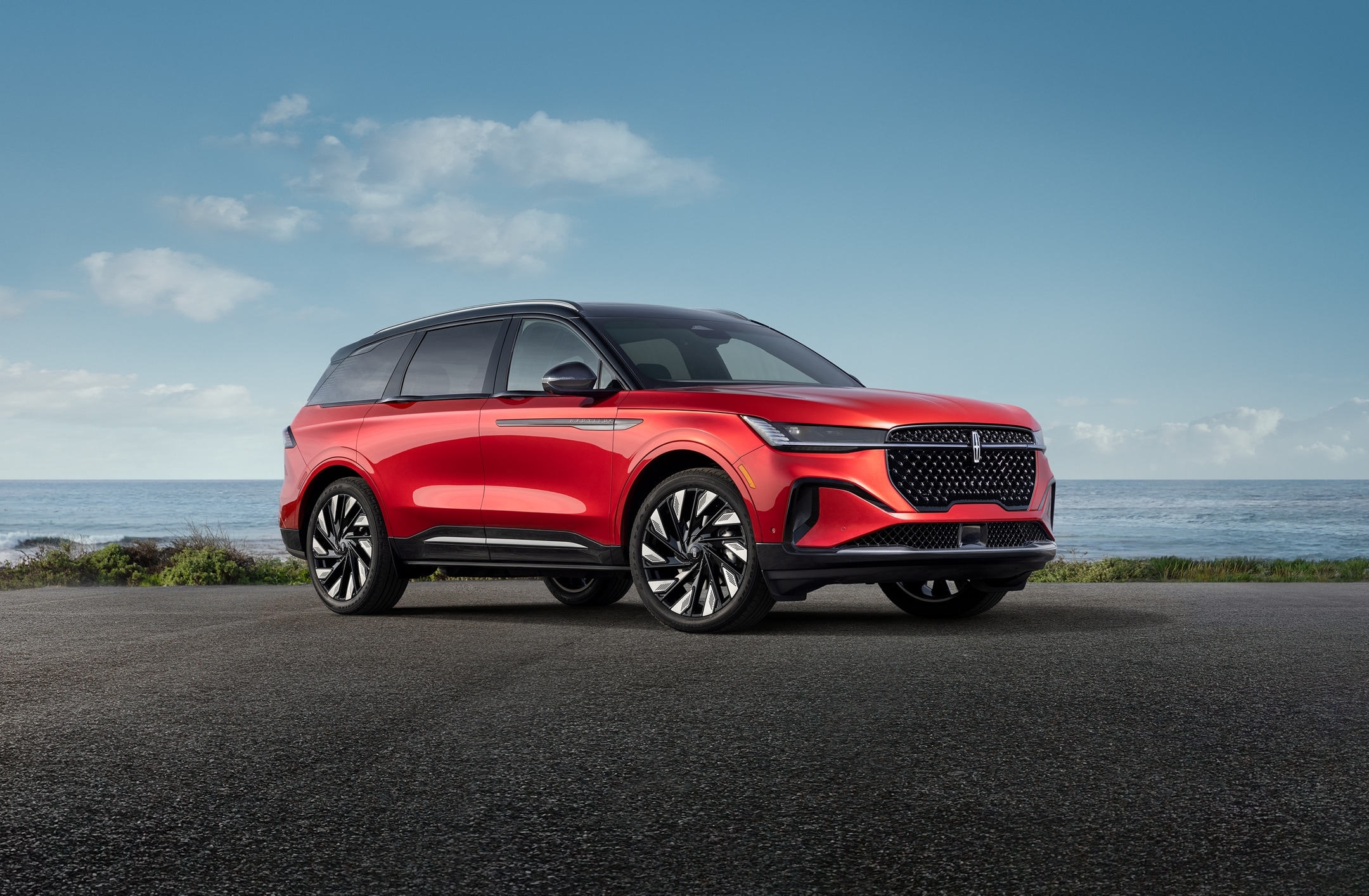 A 2024 Lincoln Nautilus® SUV is shown with the available Jet Appearance Package