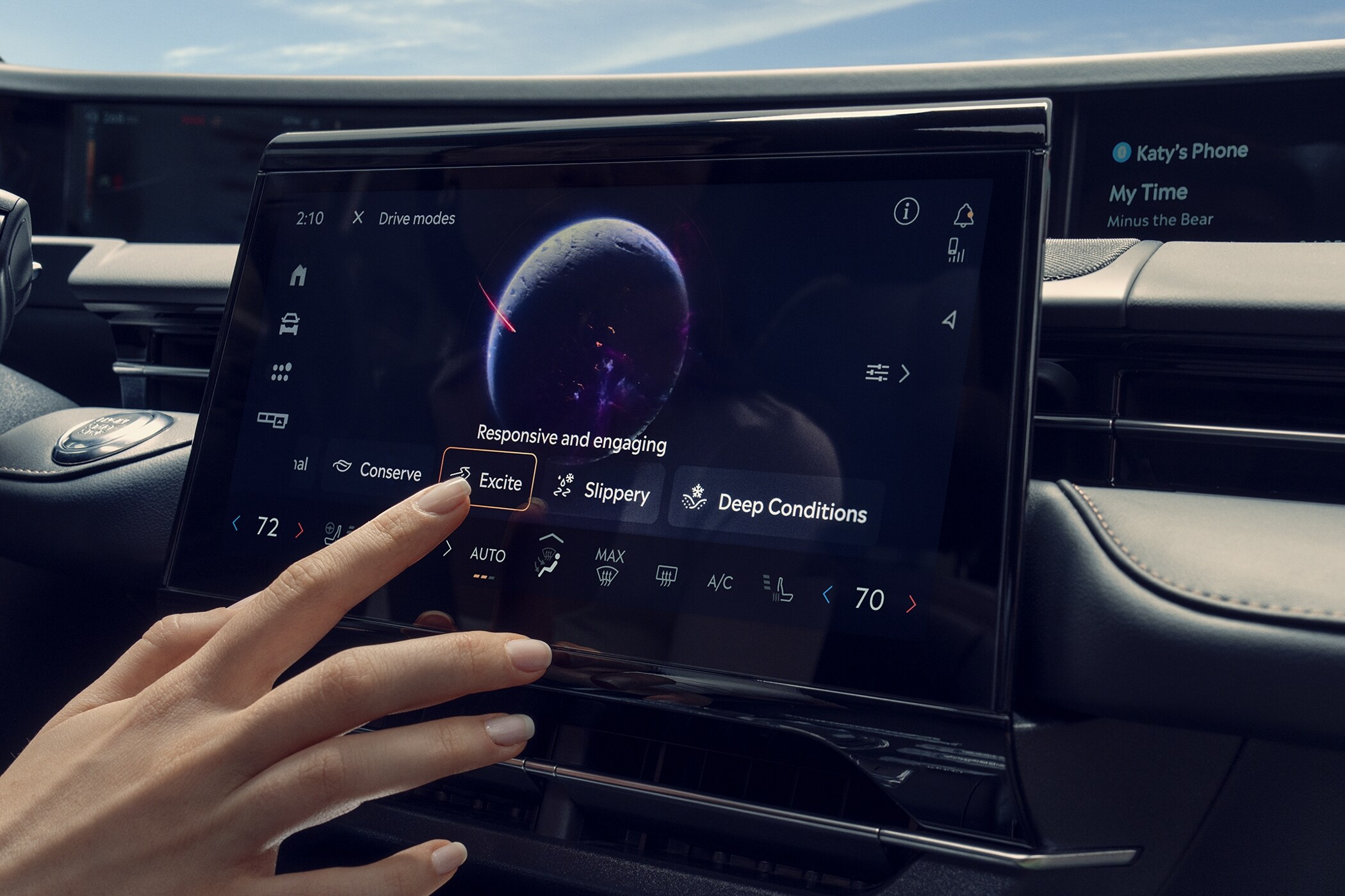 The driver is interacting with the center-stack touchscreen and choosing a Lincoln Drive Mode.
